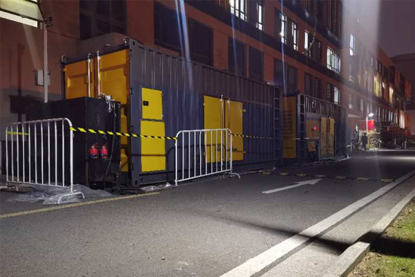 隆德柴油发电机组的输出电压是如何调节的？