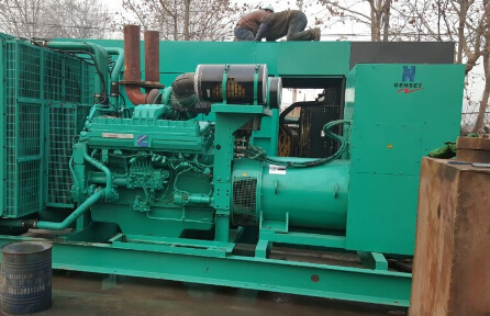 隆德发电机组如何判断水冷式机油散热器内部是否需要清洗？